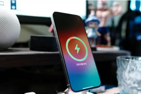 建阳苹果15换屏服务分享用什么充电器给iPhone15充电更好 